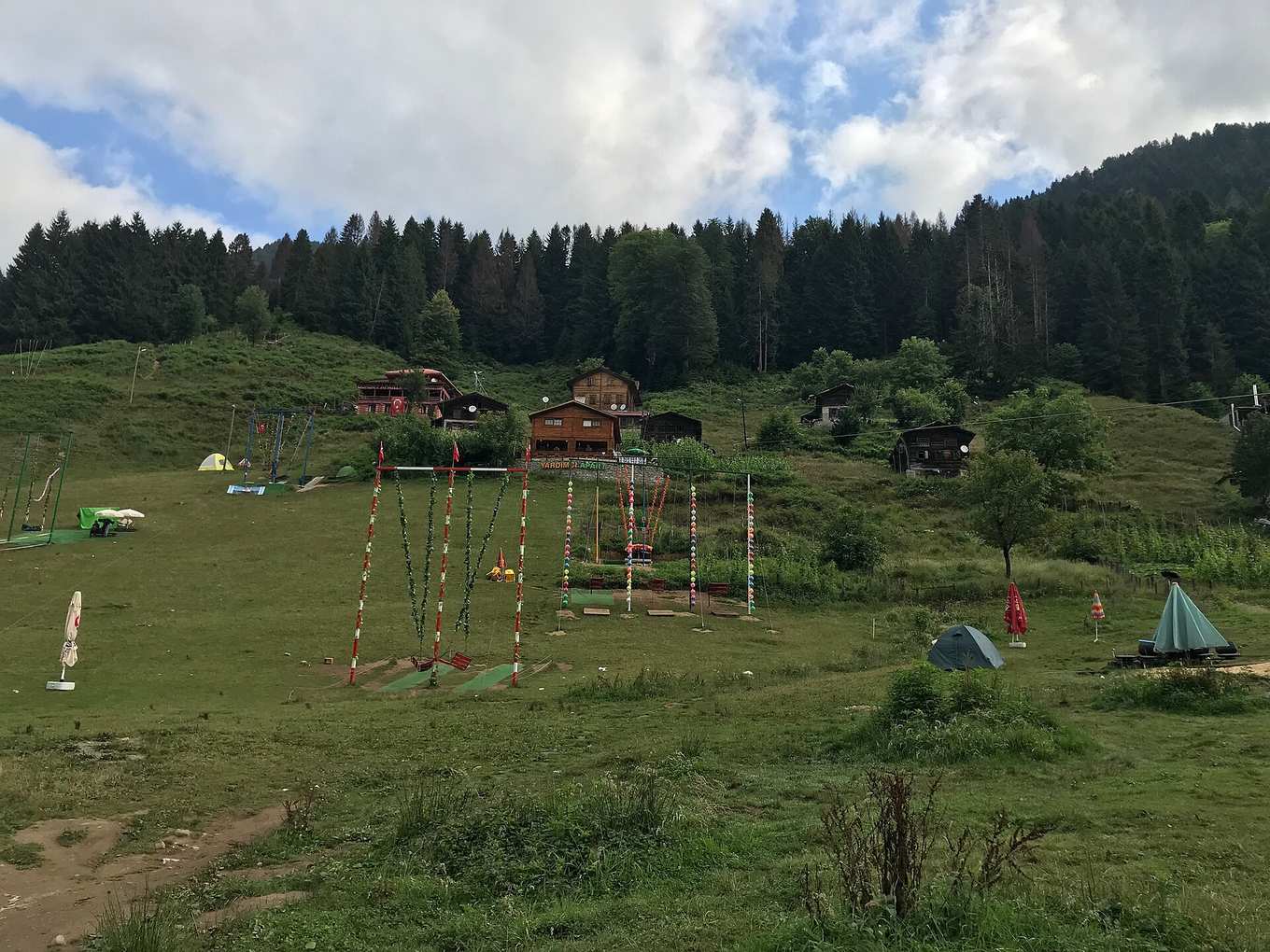 Ayder köyünde geleneksel ahşap konaklar