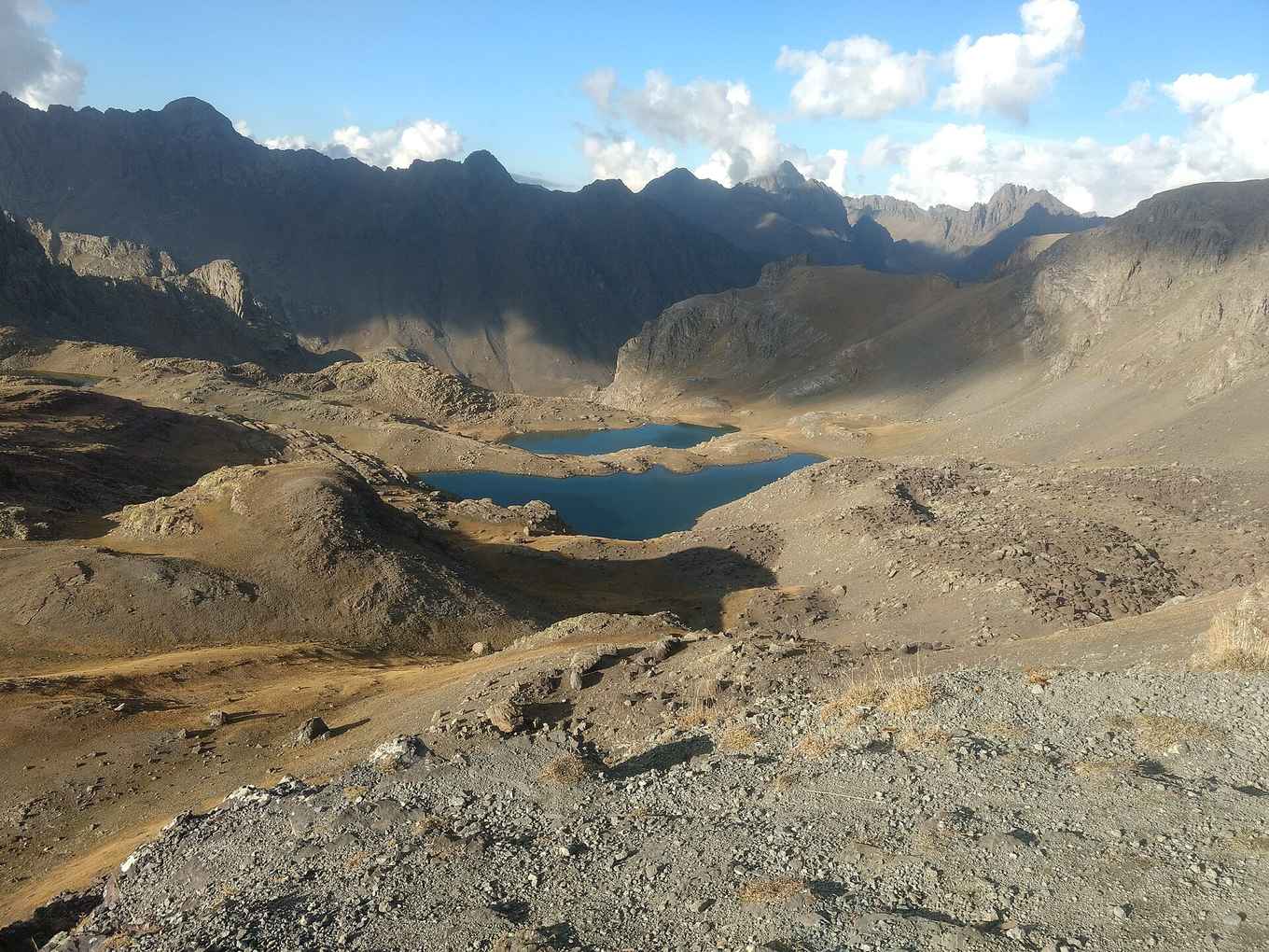 Ayder Yaylası'ndan bir görünüm, ahşap evler ve yeşil vadi
