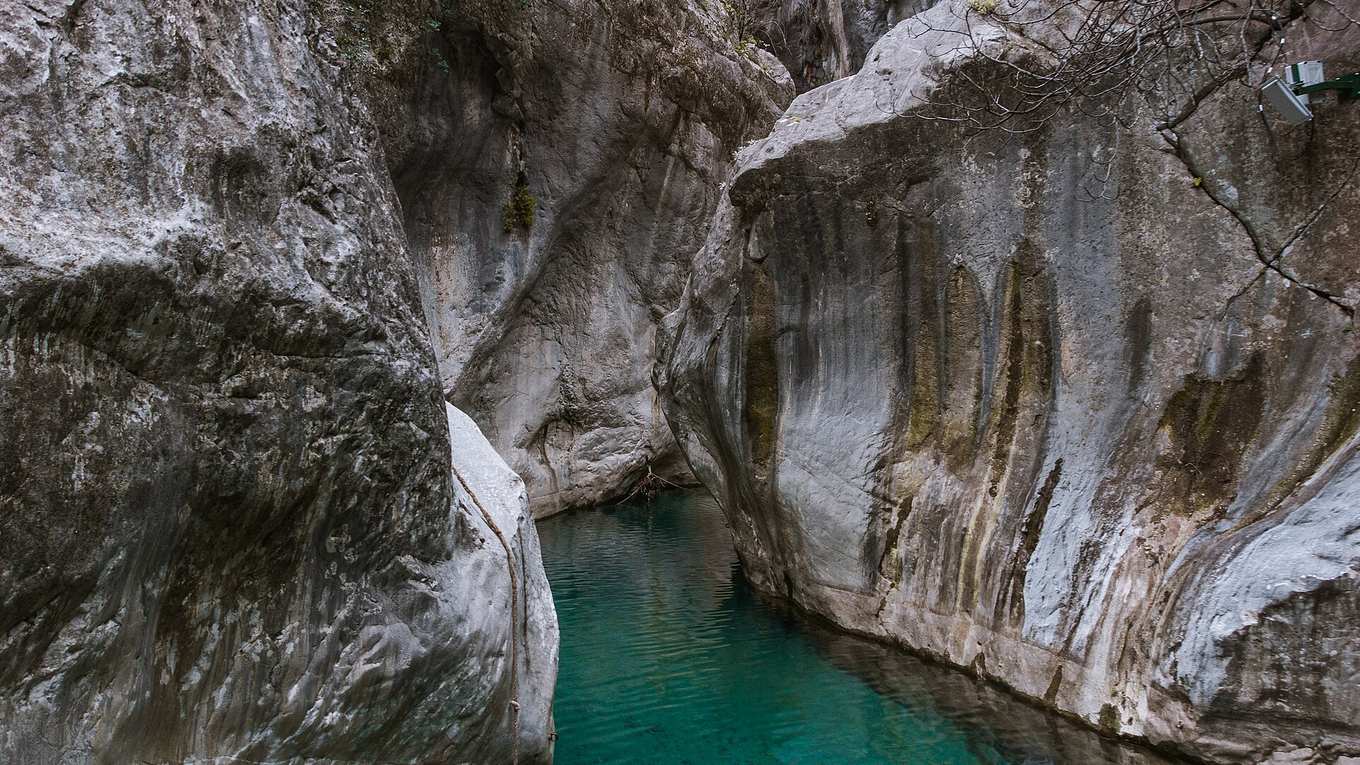 Köprülü Kanyon'un dik kalker duvarları ve Köprüçay'ın yeşilimsi berrak suları