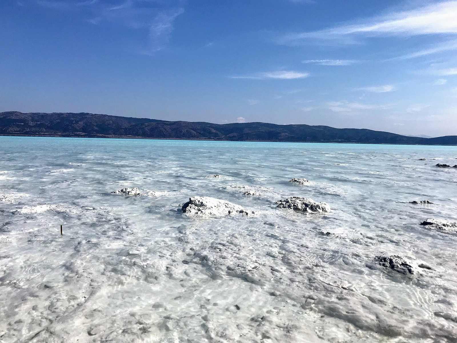 Salda Gölü'nün turkuaz suyu ve beyaz hidromanyezit kıyı şeridi