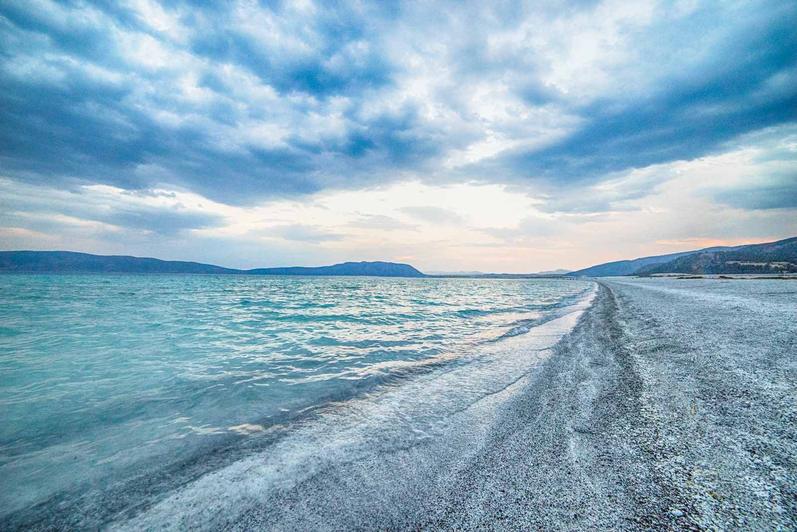 Salda Gölü'nde gün batımında kamp ateşi ve göl manzarası