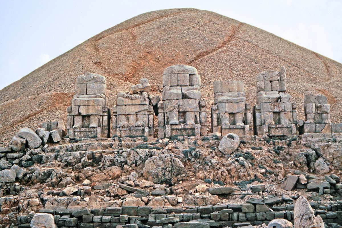 Nemrut Dağı zirvesinde devrilmiş dev heykel başları