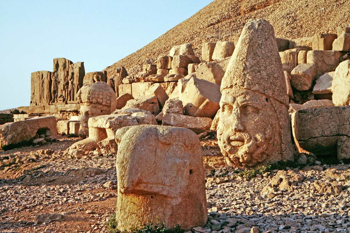 Nemrut Dağı'nda gün doğumu ışığında tanrı heykelleri
