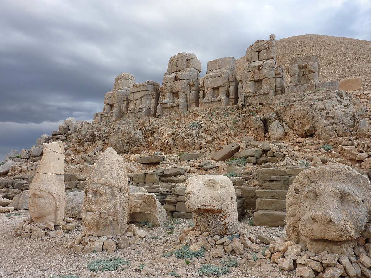 Nemrut Dağı zirvesindeki tümülüs ve terastaki heykel kalıntıları
