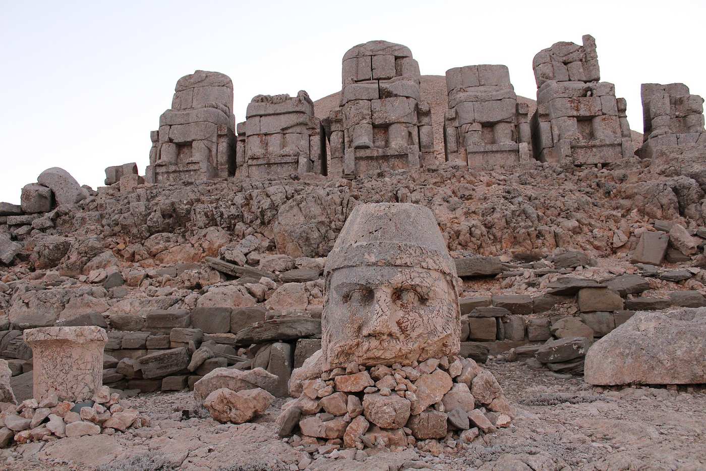 Nemrut Dağı giriş kapısı ve zirveye çıkan patika
