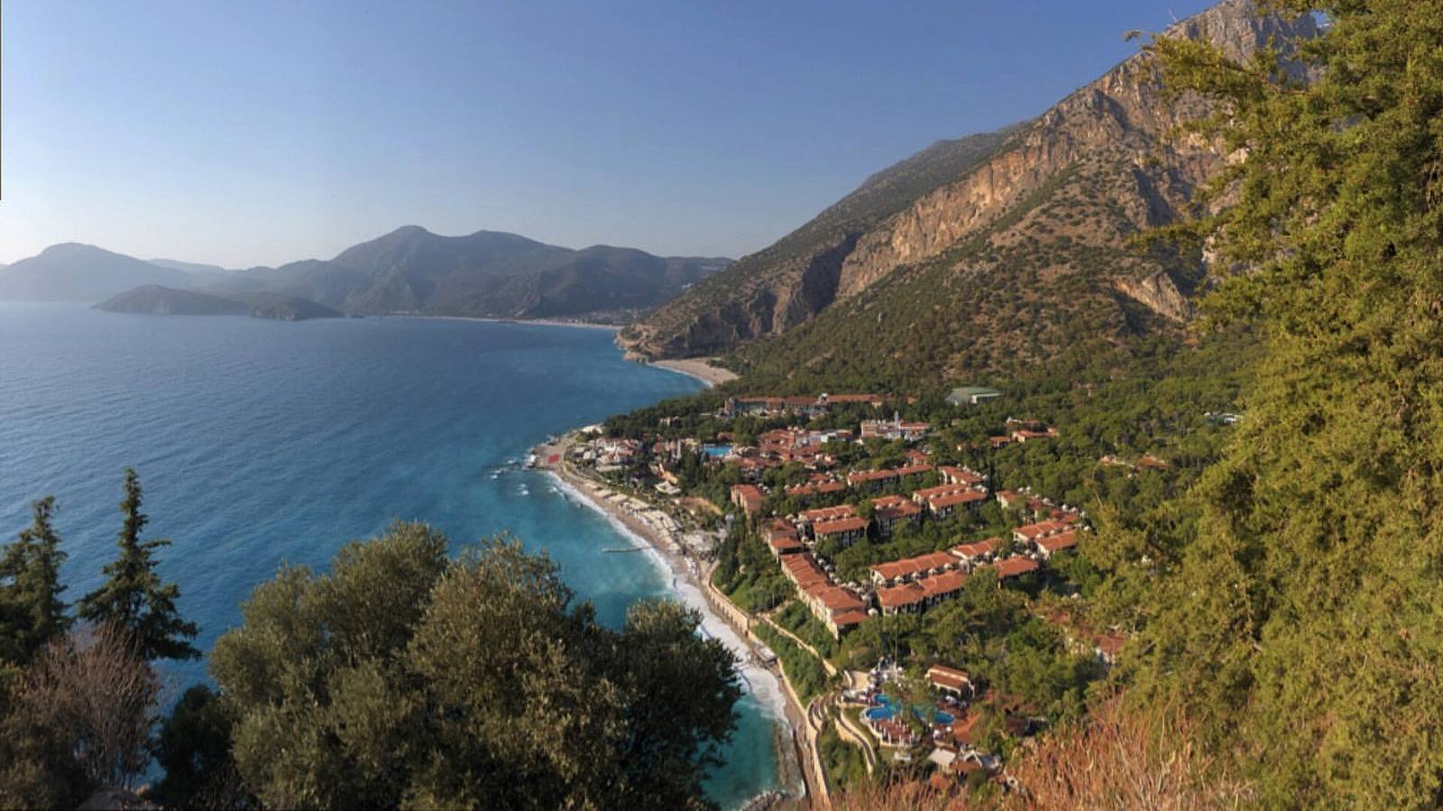 Kelebekler Vadisi Ölüdeniz yakını deniz manzarası Kelebekler Vadisi'nin dik kayalıkları ve turkuaz koyu
